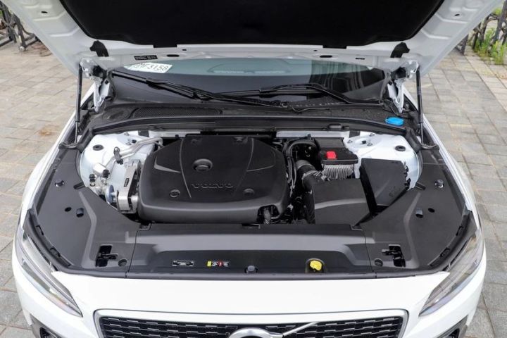 花低价开豪车！这款有里有面的C级车档次高面子足，保养还免费