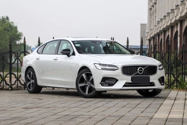 花低价开豪车！这款有里有面的C级车档次高面子足，保养还免费