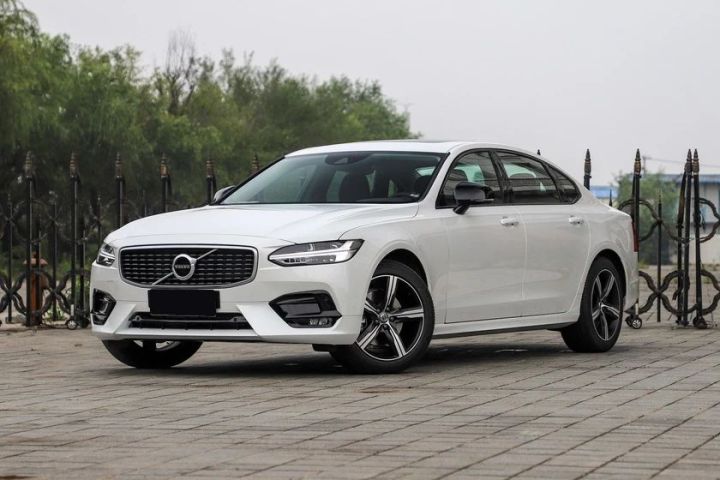 花低价开豪车！这款有里有面的C级车档次高面子足，保养还免费