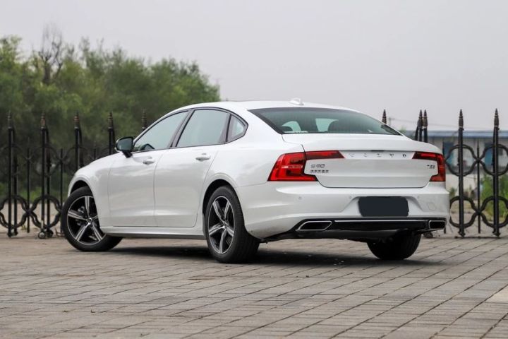 花低价开豪车！这款有里有面的C级车档次高面子足，保养还免费