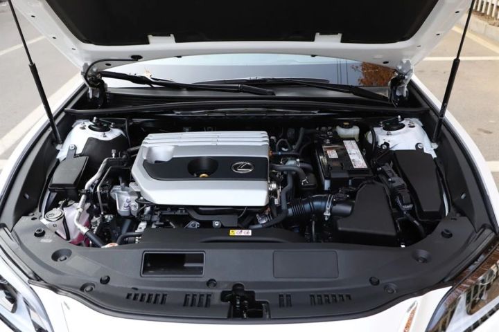 花低价开豪车！这款有里有面的C级车档次高面子足，保养还免费