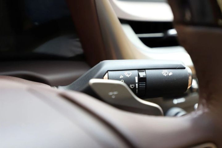 花低价开豪车！这款有里有面的C级车档次高面子足，保养还免费