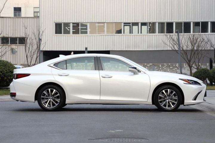 花低价开豪车！这款有里有面的C级车档次高面子足，保养还免费