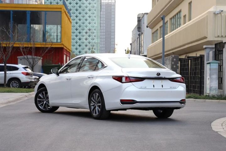 花低价开豪车！这款有里有面的C级车档次高面子足，保养还免费