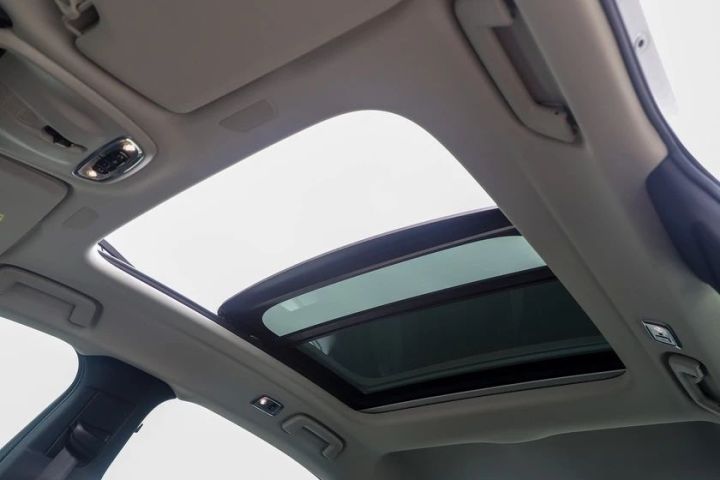 花低价开豪车！这款有里有面的C级车档次高面子足，保养还免费