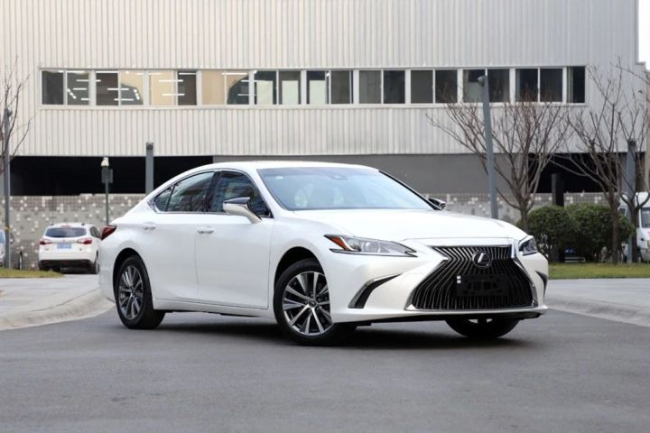 花低价开豪车！这款有里有面的C级车档次高面子足，保养还免费