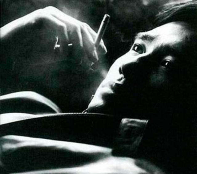 故事不长,一句话,一支烟。一句话,一杯酒
