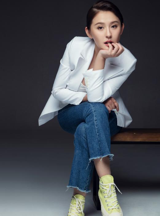 热依扎真会穿,白西装 牛仔裤干练又时尚,意外解锁上班族新时尚