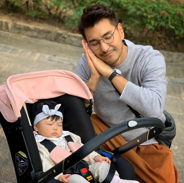 陈展鹏单文柔拍全家福,小猪比呆萌可爱,奶爸停工弥补父爱