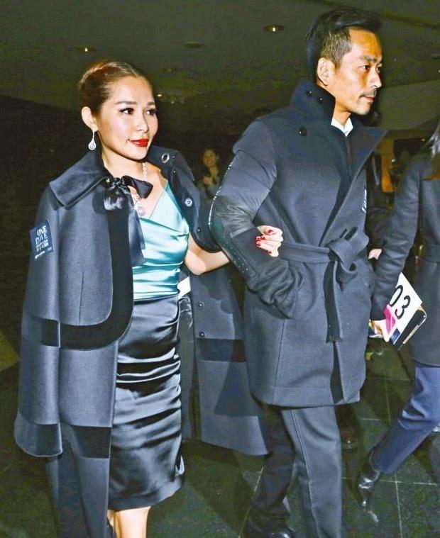 洗米华前妻和现任洗米嫂关系和谐公司年会上站在他左右很幸福