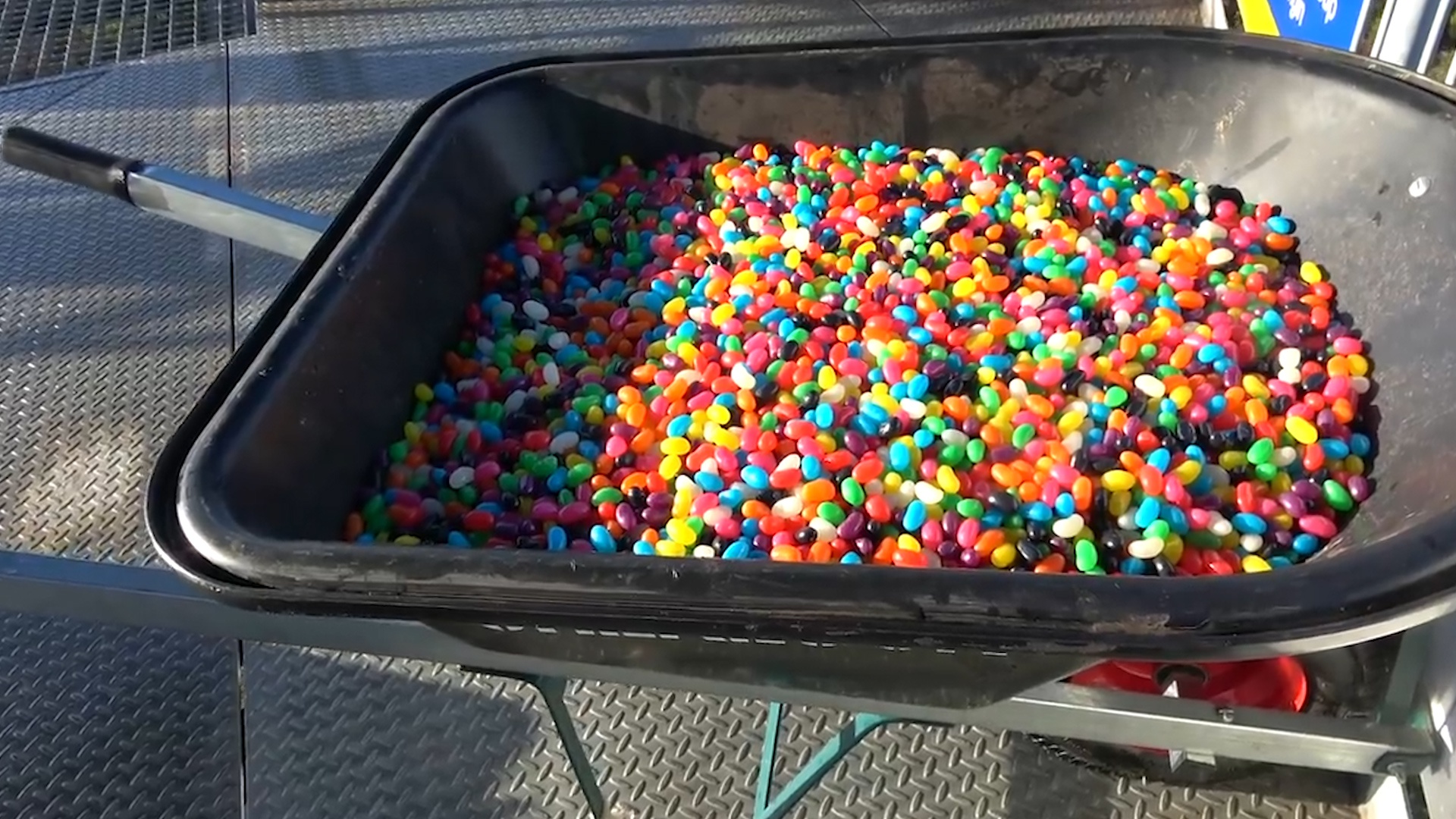 老外45米高空抛一万粒彩虹糖,下起彩虹雨,网友:太败家了!