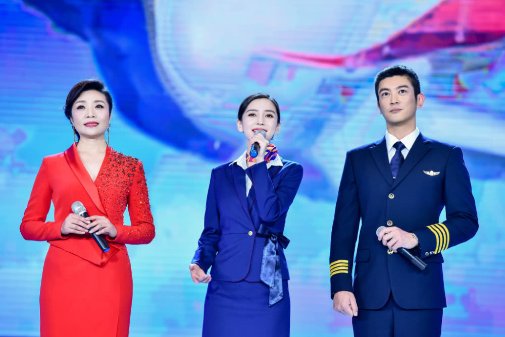即便是以一身空姐制服亮相央视五台,babay也丝毫不掩饰自己对纤细腰身