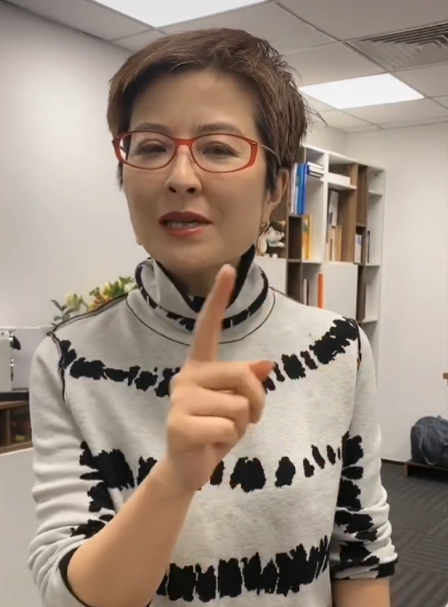 47岁张泉灵近照曝光,打扮精致脸部圆滚认不出