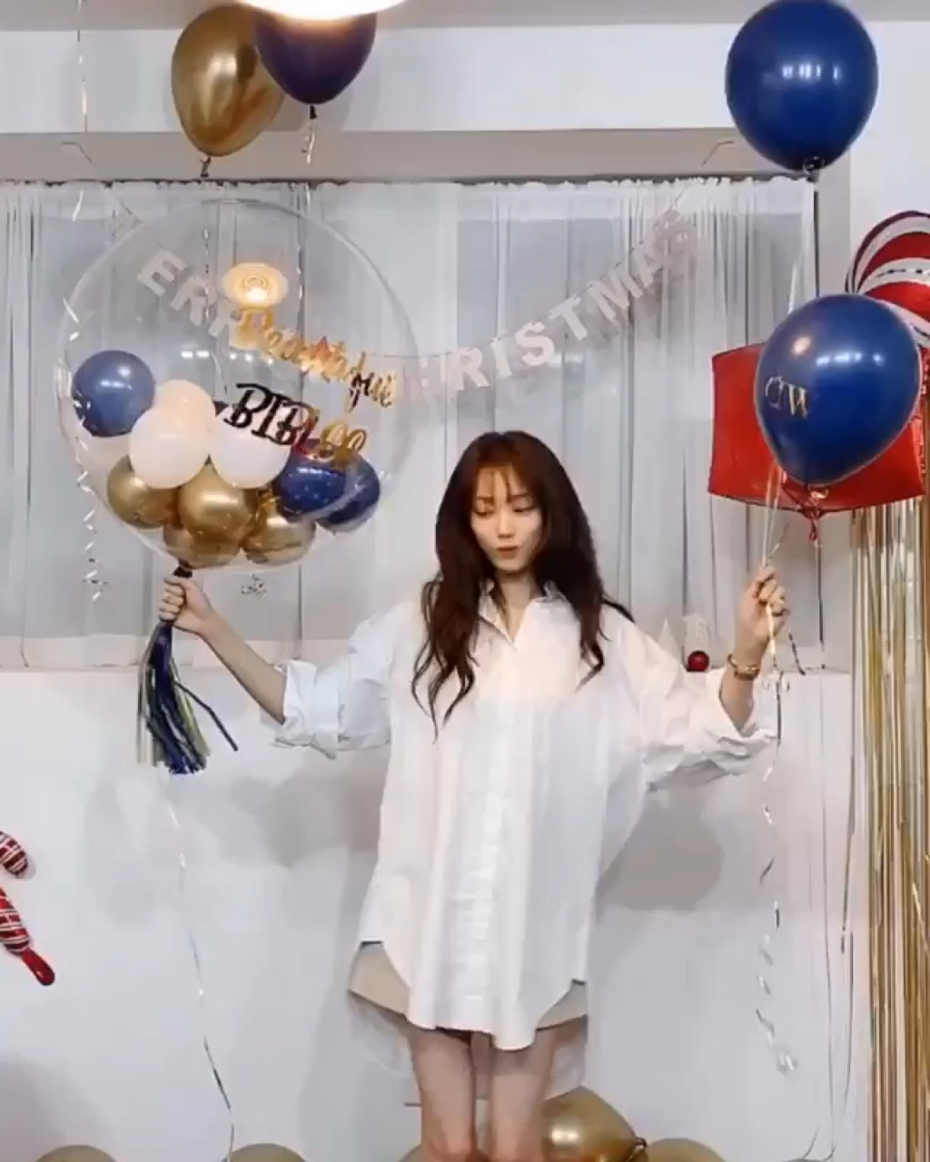 李圣经与好友合照,身穿条纹t恤搭羊毛绒外套出镜,羡慕皮肤状态