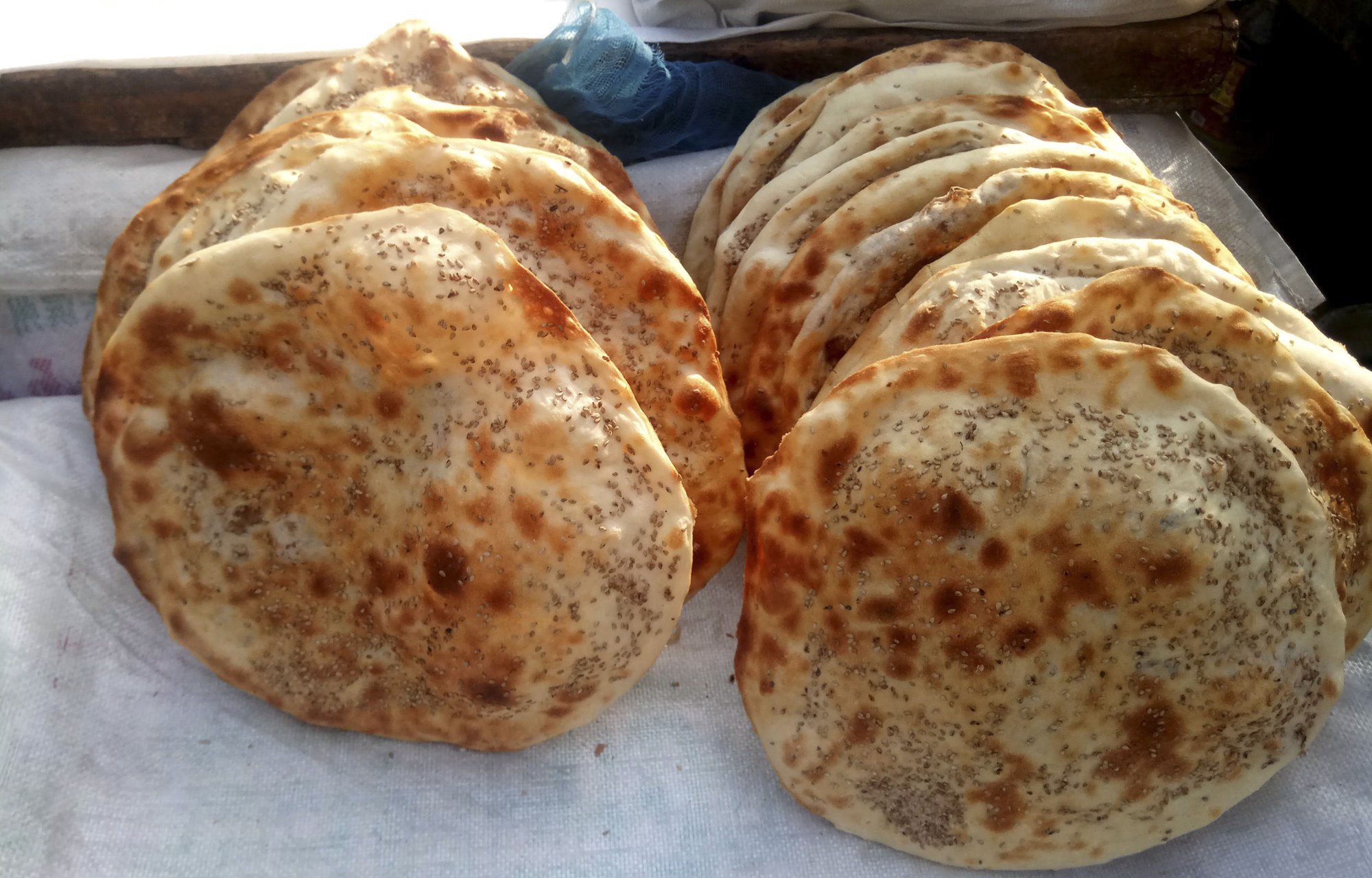 农民夫妻用原始做法现场制作美食,2.5元一个,一集卖500个