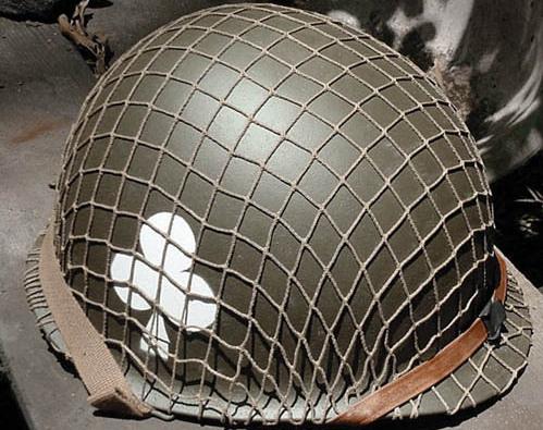 为什么在二战中,美军士兵的钢盔上,一定要套个"渔网"?