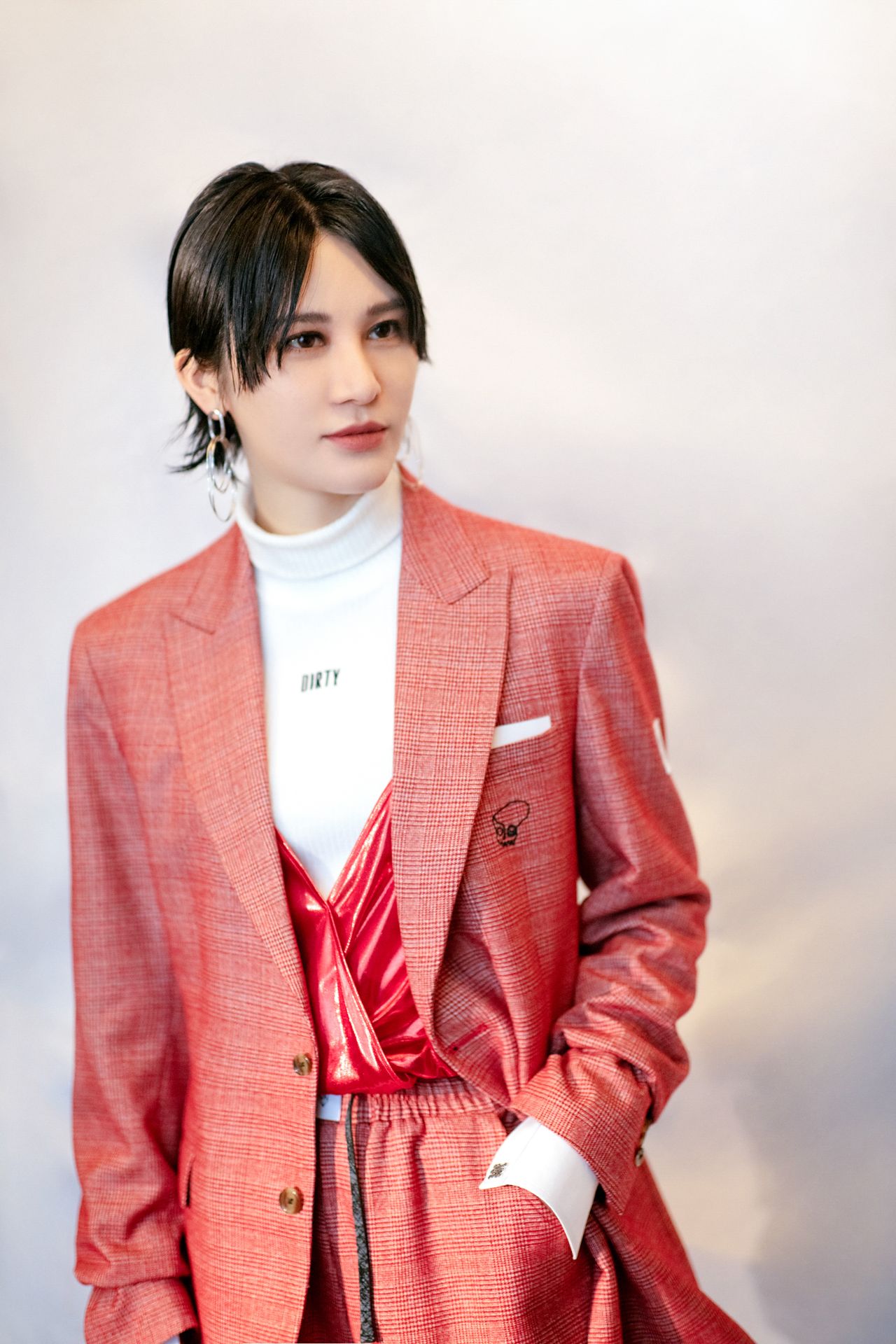 尚雯婕再次引领时尚潮流,化身时尚先锋!