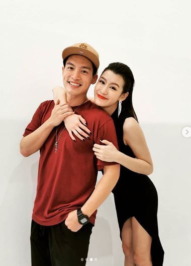 许孟哲牵手赵孟姿雪地相拥,辣妻绝美婚纱倒雪乳