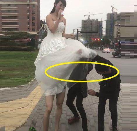 街头惊现两米高女巨人卖唱吸引不少路人眼光结果被人当众拆穿