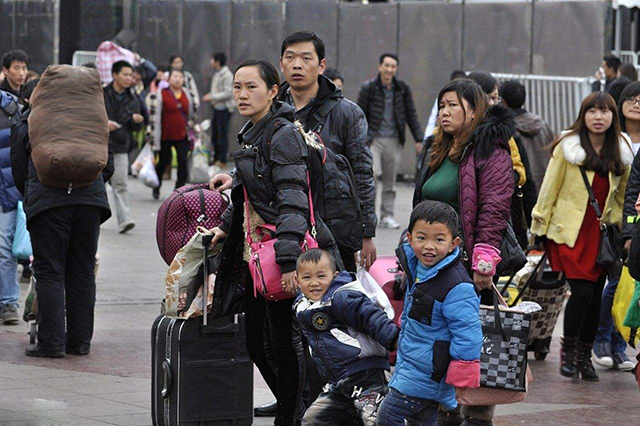 不少进城农民有个困惑:城市有房,户口在农村,要不要迁户口?