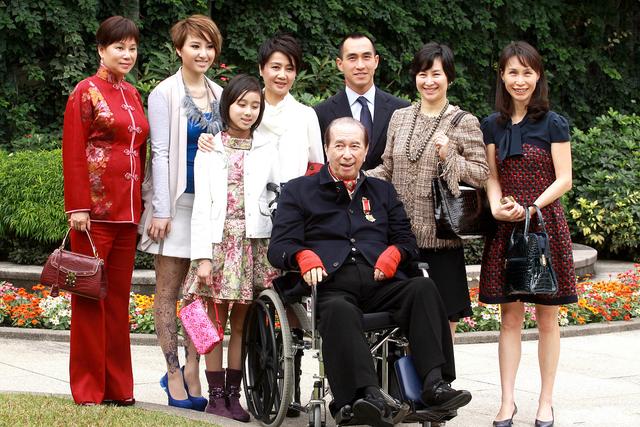 25岁何猷君点赞二房同龄外甥女度假照,舅甥懒理家族恩怨感情要好