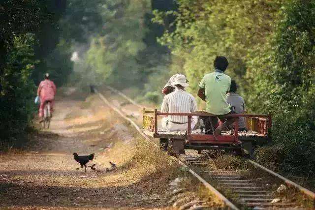柬埔寨的“竹子火车”：至今已有100多年历史，每家每户都有一辆