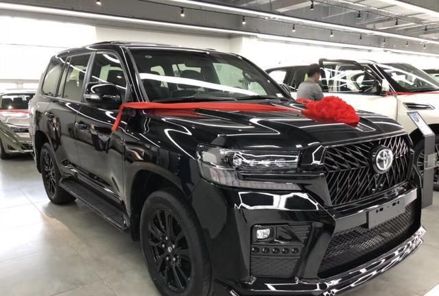 首台柴油酷黑版丰田陆巡到店!颜值不输宝马x7,配全新4.5t动力