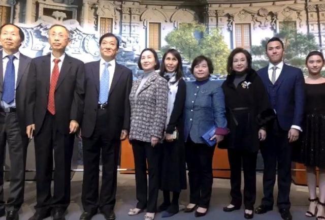 25岁何猷君点赞二房同龄外甥女度假照,舅甥懒理家族恩怨感情要好