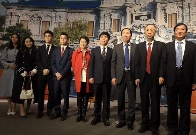 25岁何猷君点赞二房同龄外甥女度假照,舅甥懒理家族恩怨感情要好