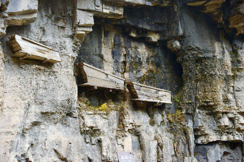 古人把数百公斤棺木送进高崖洞,让人惊叹不已|悬棺|棺木|悬棺葬_新浪