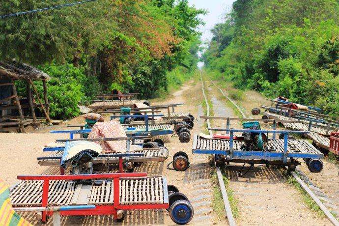 柬埔寨的“竹子火车”：至今已有100多年历史，每家每户都有一辆