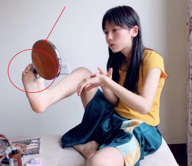 诸葛大力不用手拿镜子用脚拿镜子多才多艺谁不羡慕