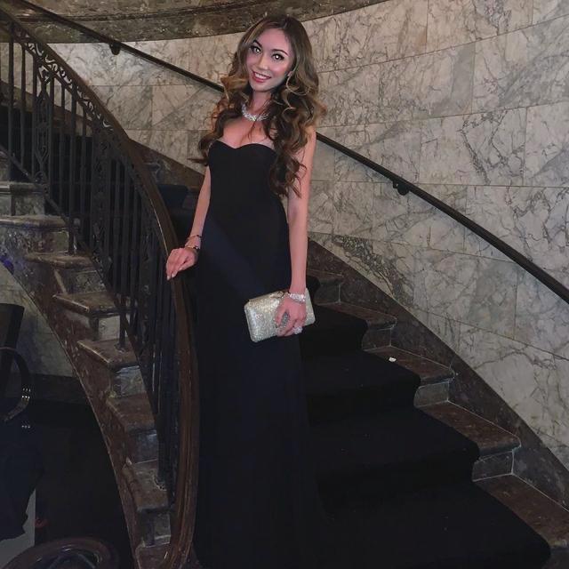 25岁何猷君点赞二房同龄外甥女度假照,舅甥懒理家族恩怨感情要好