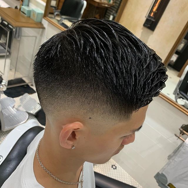 铲青渐变男生剪这样的流行发型时尚又有型