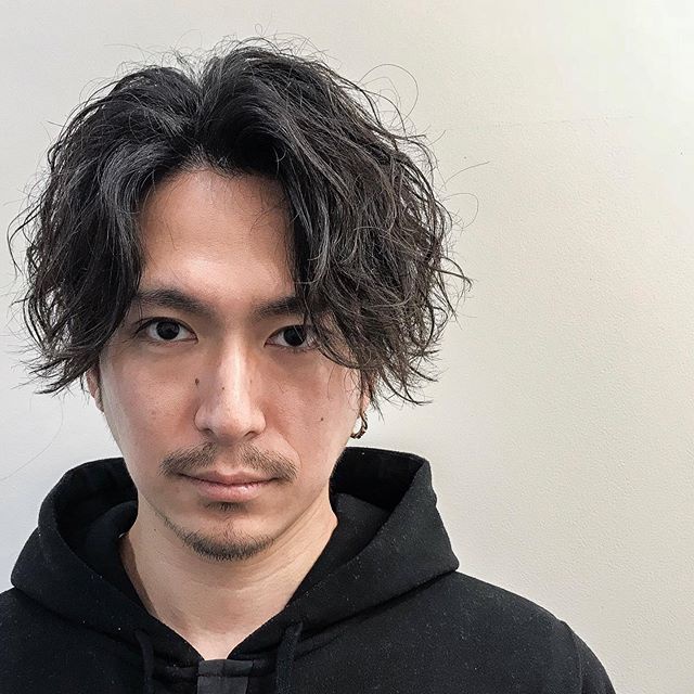 男生烫发发型,纹理烫更受欢迎,简单又时尚