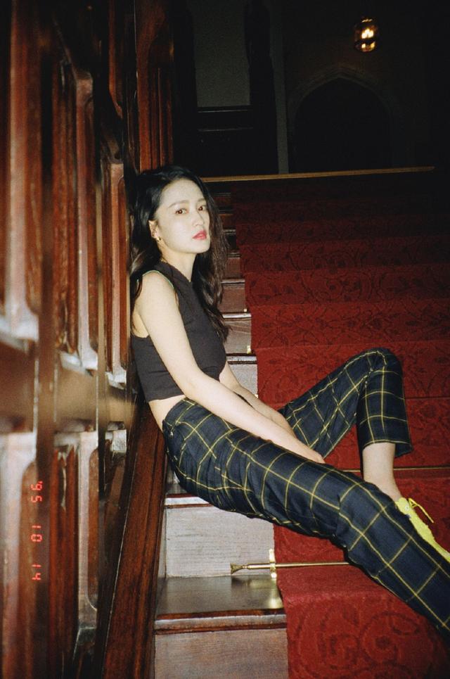 李沁来《潮流合伙人》,穿"露脐装"美不自知,王源看一眼都红脸