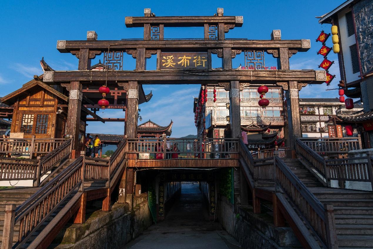 客栈的老板人很好,住第二晚的时候特地叫朋友送我去了溪布街,并且