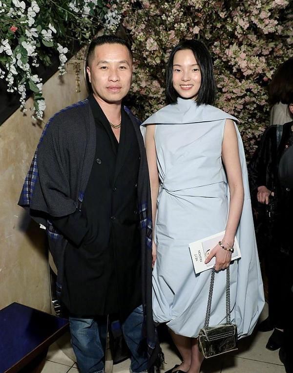 雎晓雯满面红光现身国外活动,虽然穿得有点怪,但笑