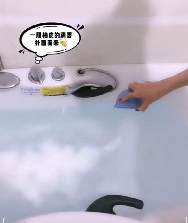 李依晓分享宅家日常,泡牛奶浴给狗狗穿新衣戴口罩,活得超精致!