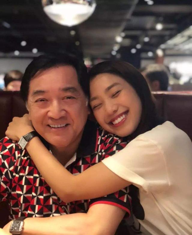 秦沛女儿姜丽文宣布结婚喜讯,但因疫情所以决定延迟婚礼