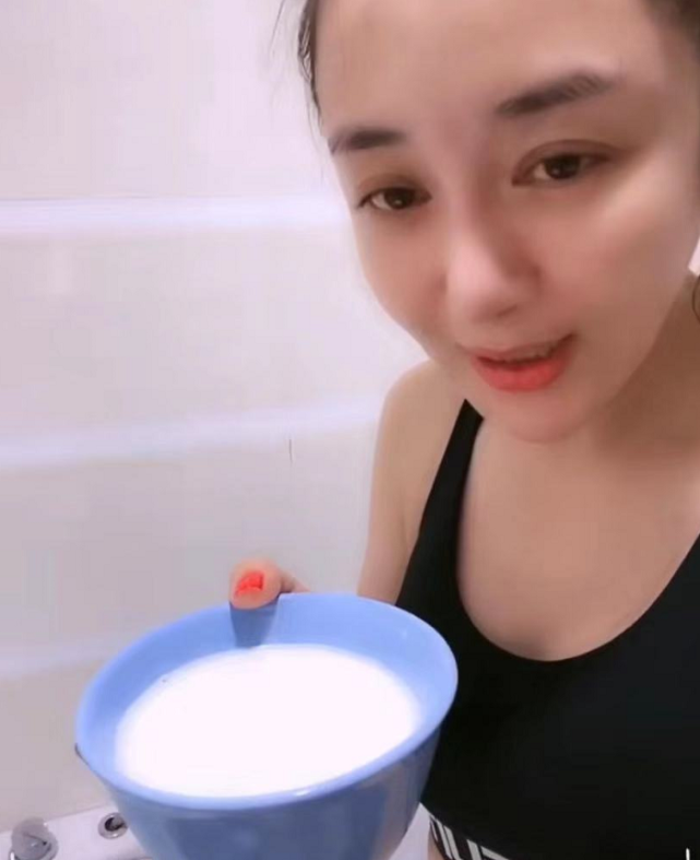 李依晓分享宅家日常,泡牛奶浴给狗狗穿新衣戴口罩,活得超精致!