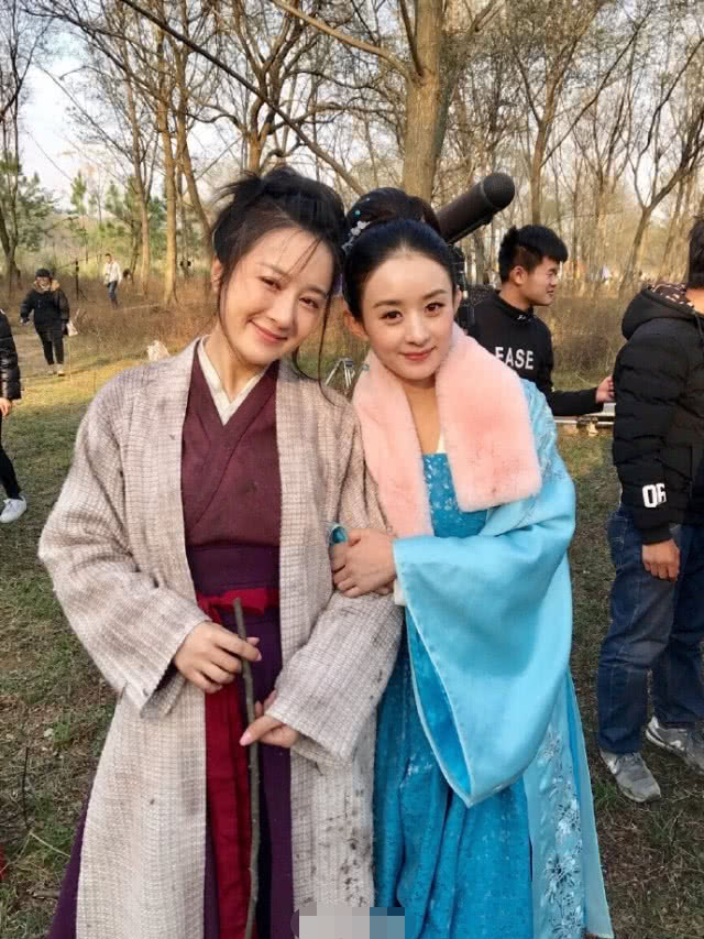 李依晓分享宅家日常,泡牛奶浴给狗狗穿新衣戴口罩,活得超精致!