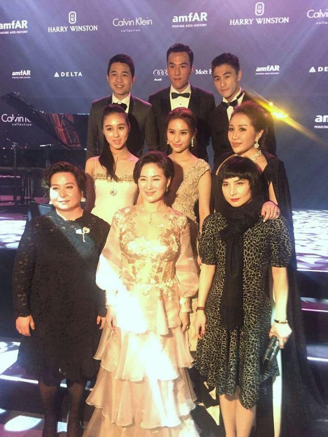 25岁何猷君点赞二房同龄外甥女度假照,舅甥懒理家族恩怨感情要好