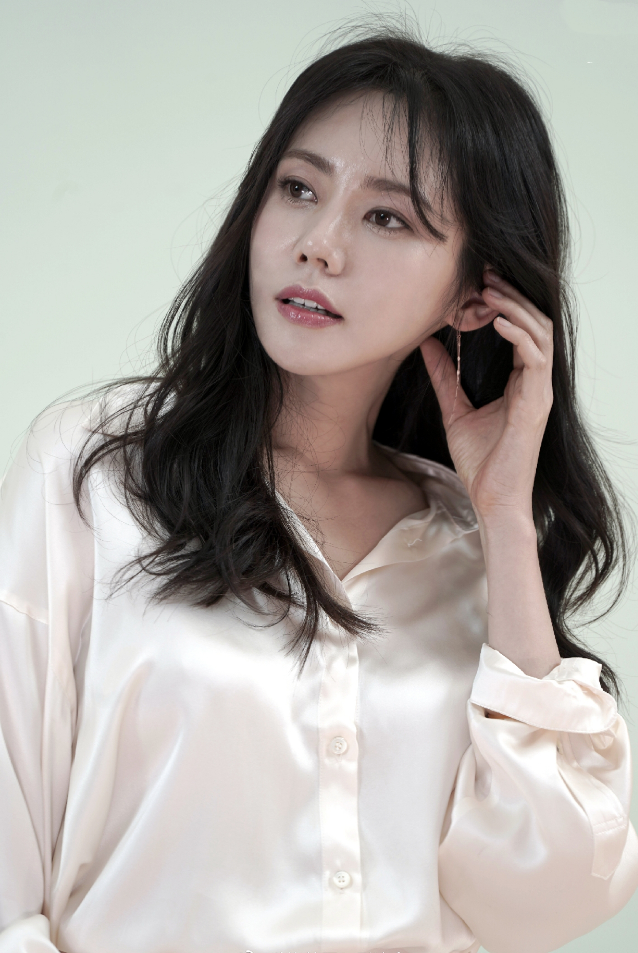 秋瓷炫剪刘海了,换发型更似18岁,中国媳妇为武汉捐款人美心也善|秋瓷