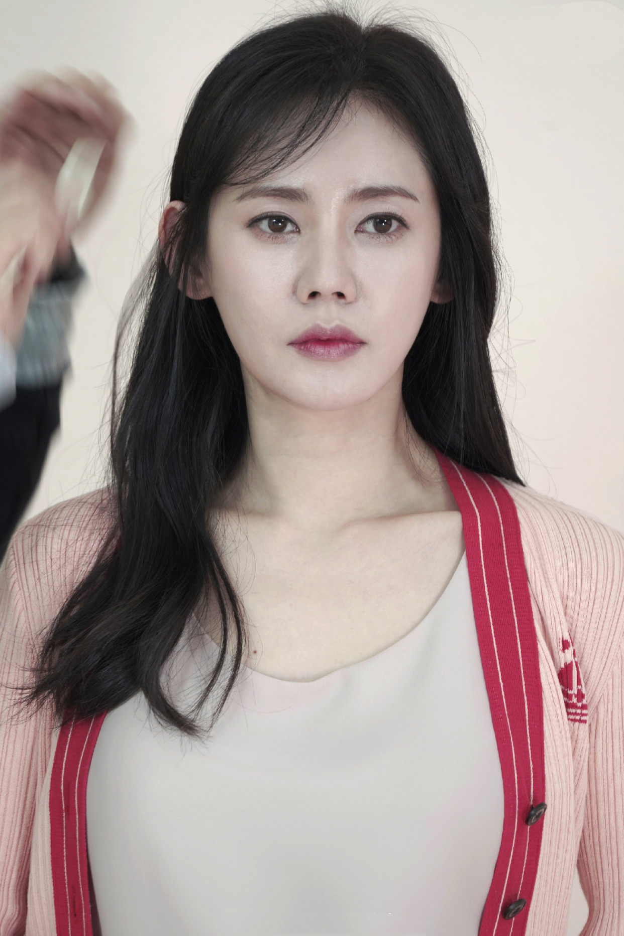 秋瓷炫剪刘海了,换发型更似18岁,中国媳妇为武汉捐款人美心也善