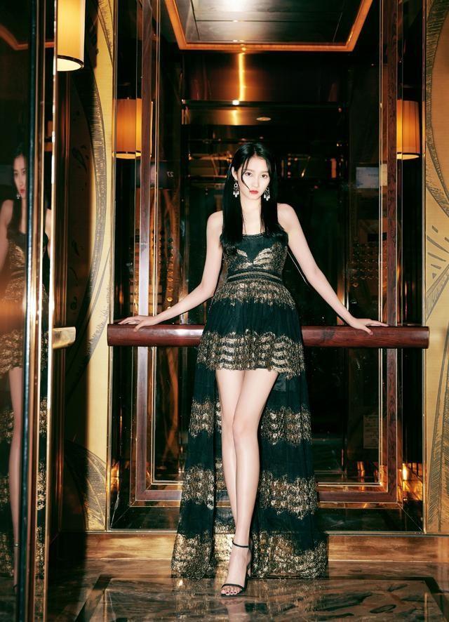 清纯可爱的关晓彤,一身黑色蕾丝紧身裙穿搭,尽显性感女神气场