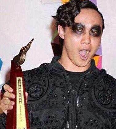 当男星挑战烟熏妆胡歌搞笑黄晓明辣眼睛刘昊然令人惊艳