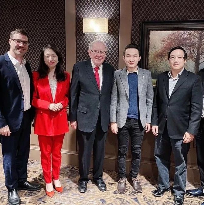 孙宇晨携4名币圈人士与巴菲特共进晚餐，并送了他1个比特币