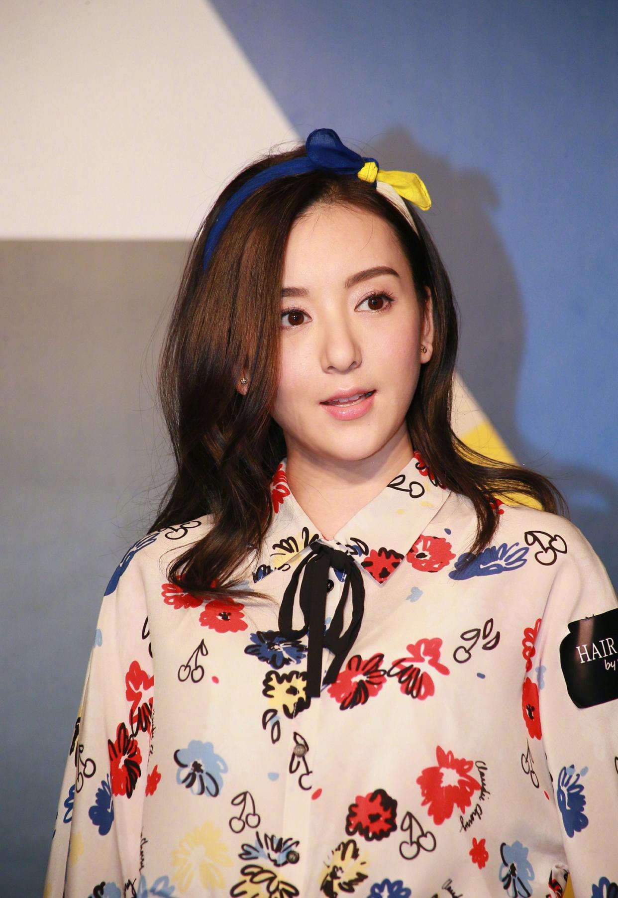 郭富城娇妻方媛出席活动五官精致没得说网友穿衣品位太土了