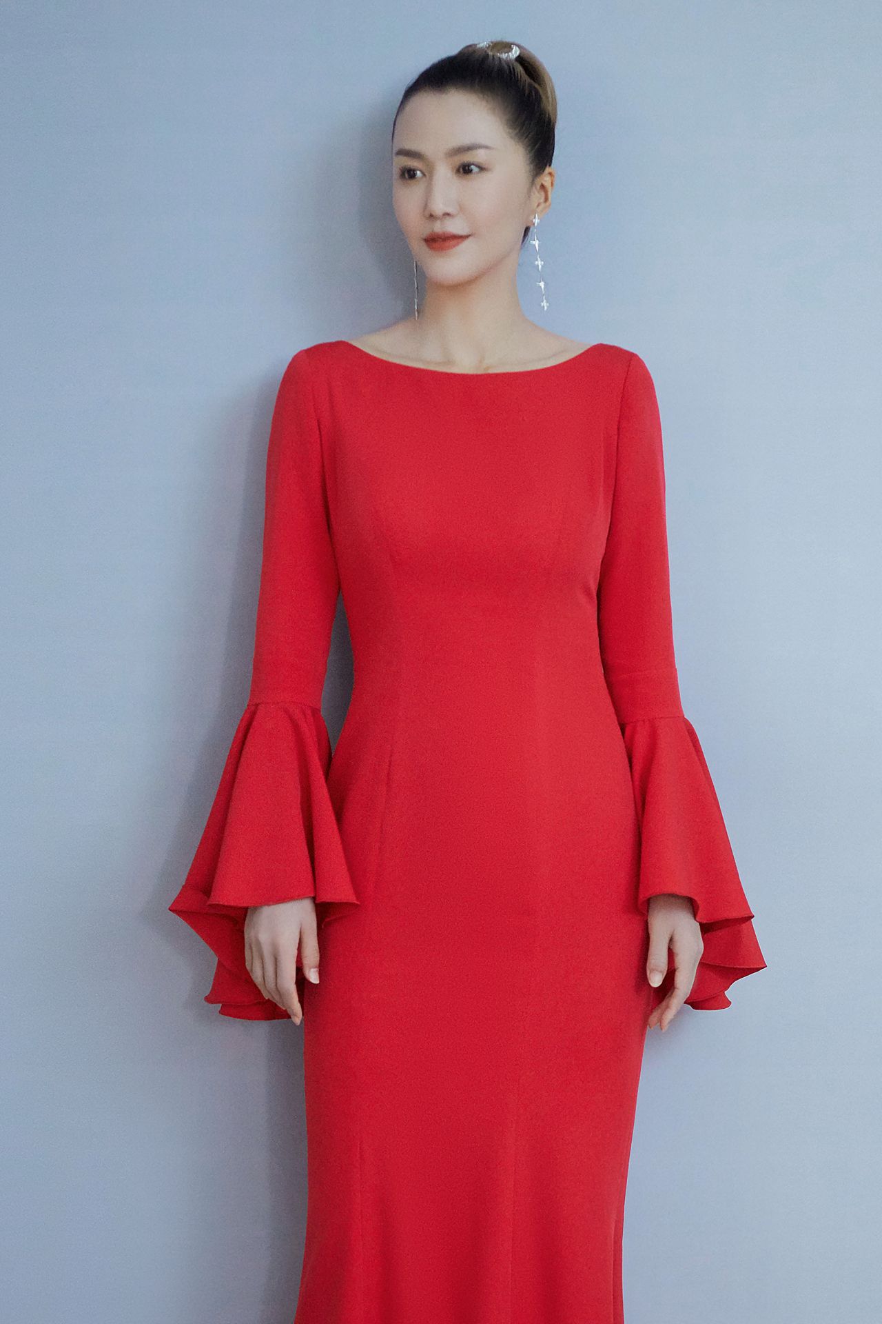 红色连衣裙继续走起,小可爱们觉得谭维维这一身礼服如何?